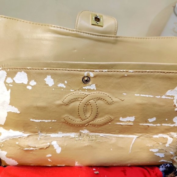 CHANEL Caviar Beige Jumbo Gold Hardware - Preloved - Picture 11 of 16